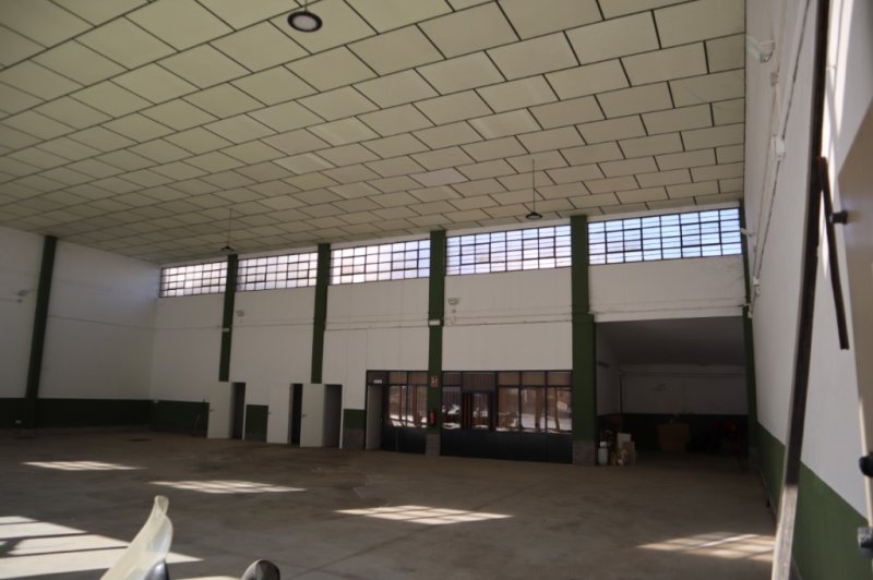 A NAVE PARA NEGOCIO EN ALMENDRALEJO SE VENDE NAVE MUY BIEN SITUADA DE 440 M2 SITUADA EN EL CENTRO DE LA CRT D SEVILLA