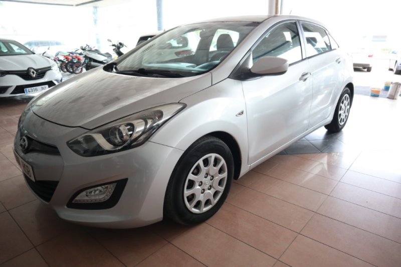 HYUNDAI I30 TECNO DE 90 CV CON 5 PUERTAS  Y 6 VELOC.