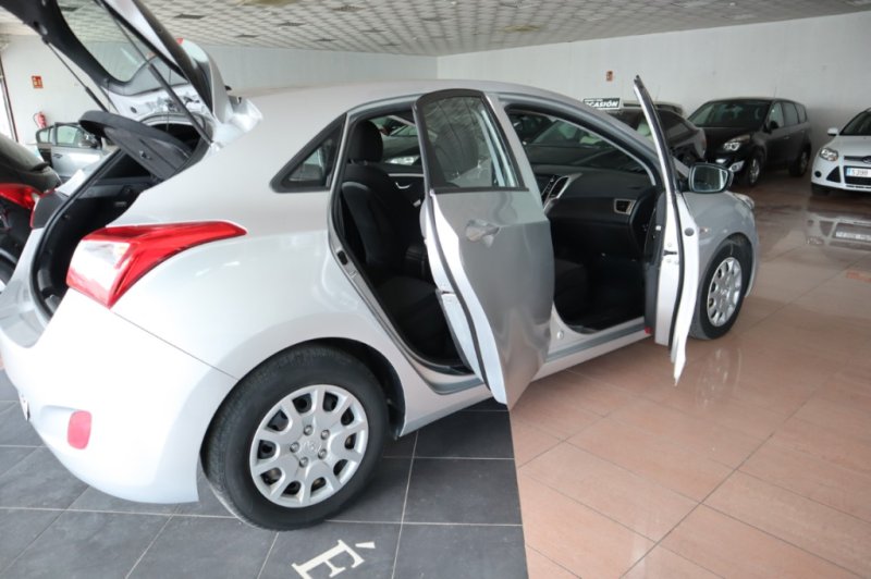 HYUNDAI I30 TECNO DE 90 CV CON 5 PUERTAS  Y 6 VELOC.