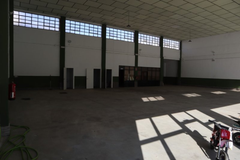 A NAVE PARA NEGOCIO EN ALMENDRALEJO SE VENDE NAVE MUY BIEN SITUADA DE 440 M2 SITUADA EN EL CENTRO DE LA CRT D SEVILLA