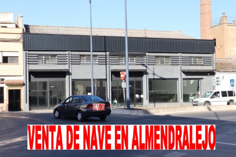 A NAVE PARA NEGOCIO EN ALMENDRALEJO SE VENDE NAVE MUY BIEN SITUADA DE 440 M2 SITUADA EN EL CENTRO DE LA CRT D SEVILLA