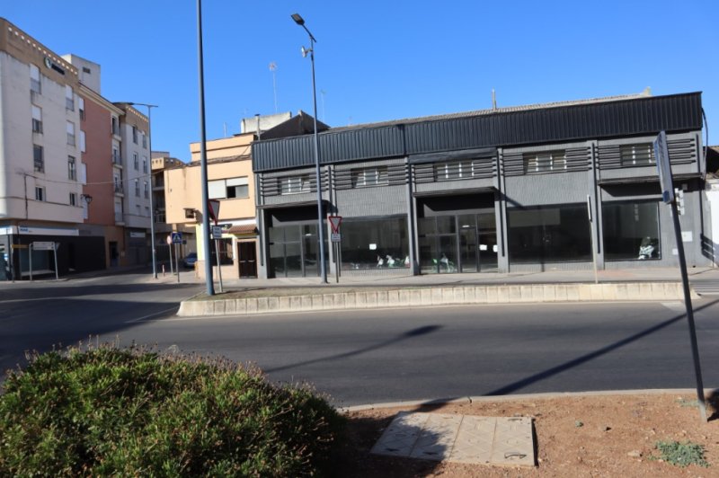 A NAVE PARA NEGOCIO EN ALMENDRALEJO SE VENDE NAVE MUY BIEN SITUADA DE 440 M2 SITUADA EN EL CENTRO DE LA CRT D SEVILLA