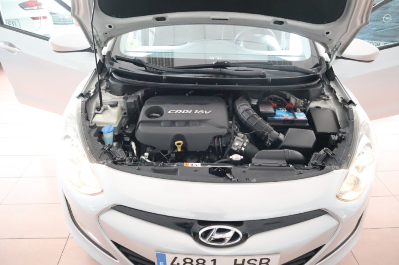 HYUNDAI I30 TECNO DE 90 CV CON 5 PUERTAS  Y 6 VELOC.